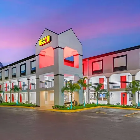 Super 8 By Wyndham Orlando Near Florida Mall